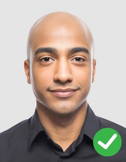 photo-identite-conforme-homme-fond-clair